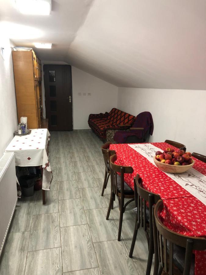 Casuta Bunicilor Isverna Hotel Kültér fotó
